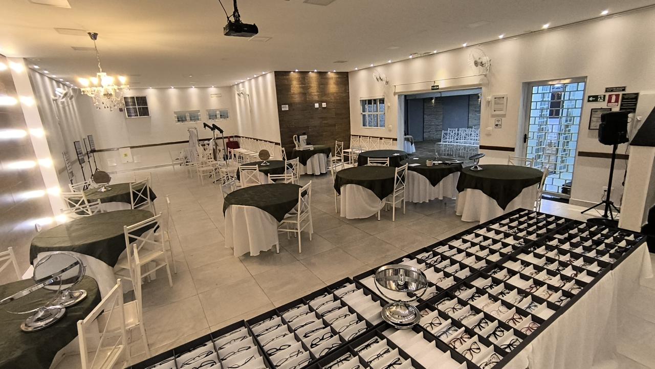 Mesa de bolo de aniversário ricamente decorada