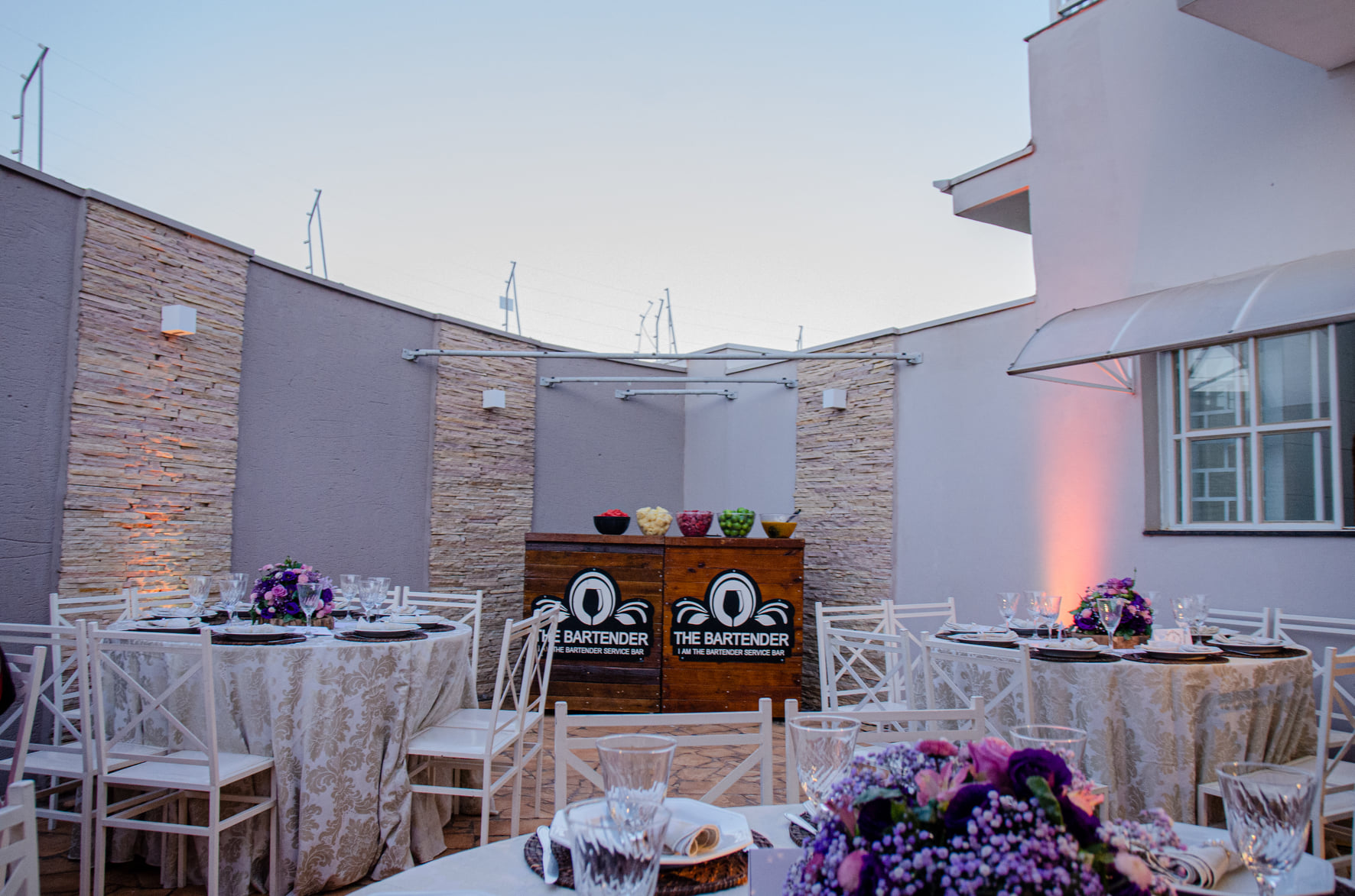 Decoração de casamento no salão com mesa do bolo e cadeiras