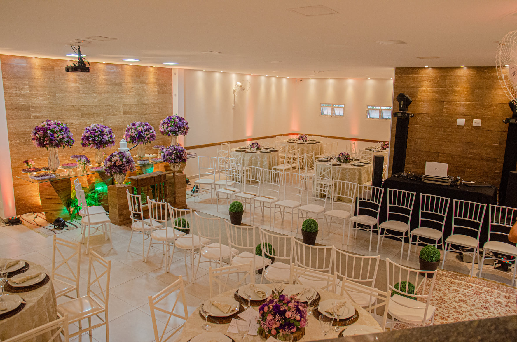 Decoração de festa de debutante com tema rosa e balões