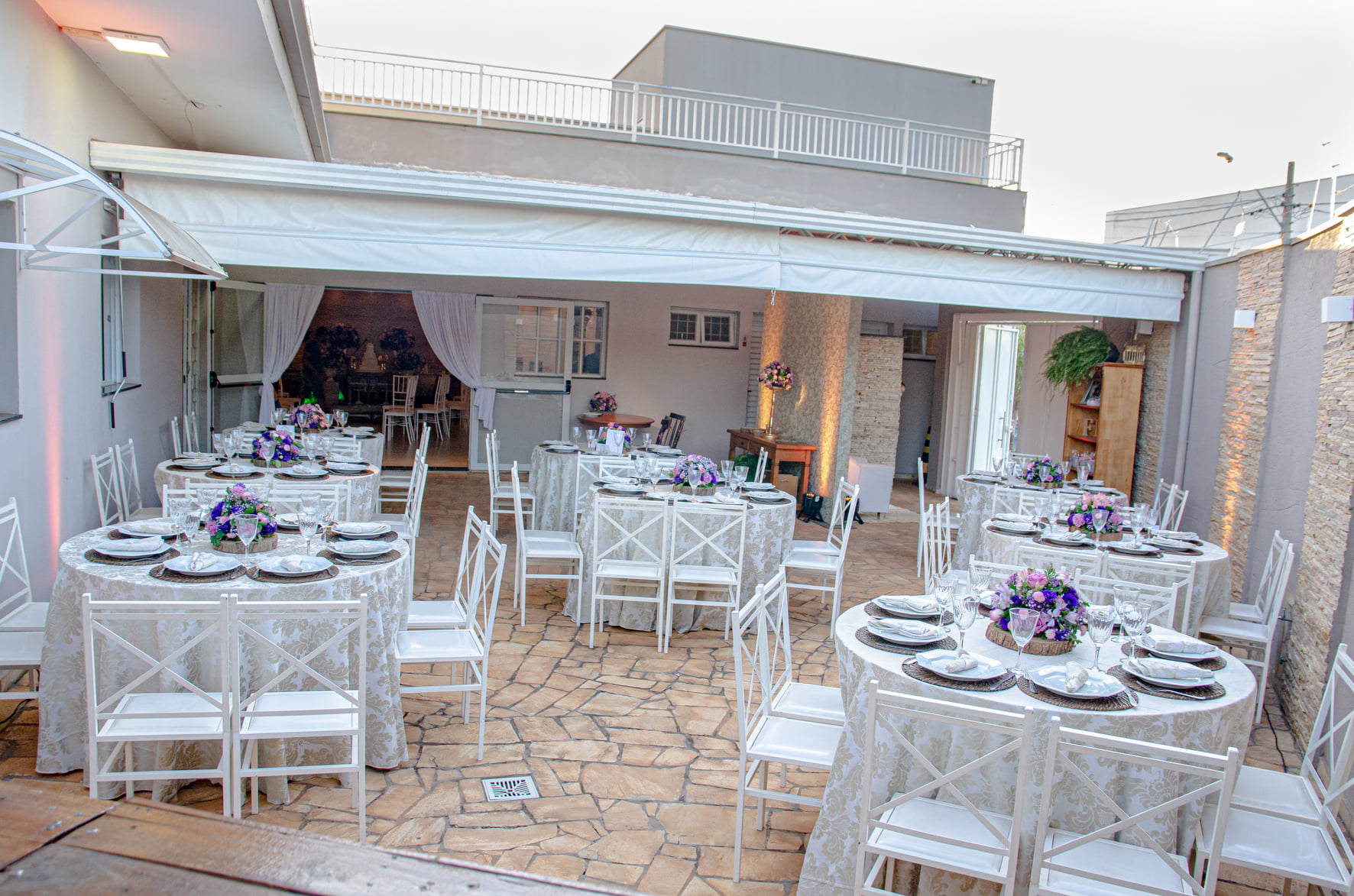 Detalhe da decoração de mesa com arranjo de flores