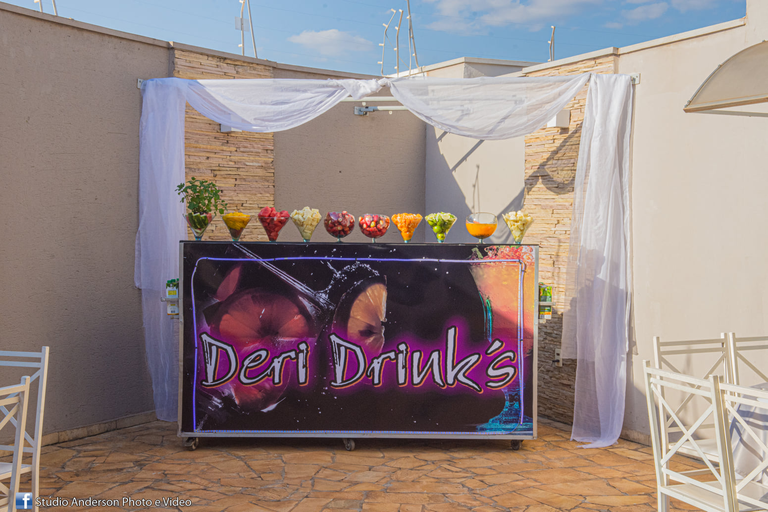 Outro ângulo da festa de debutante com painel 'Sweet 16'